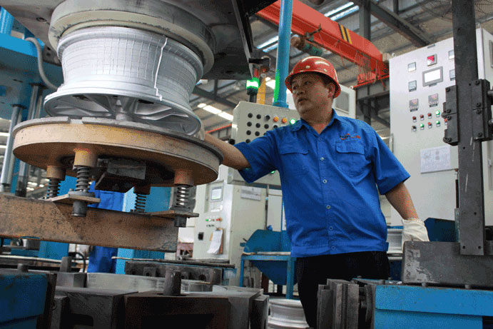 吳總檢查鑄造毛坯情�?.jpg 吳總檢查鑄造毛坯情�?.jpg